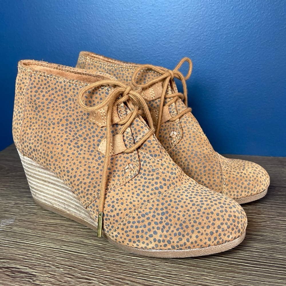 Womens TOMS Kala Tan Mini Cheetah Suede Booties Boot Wedge Size 6.5 Lace Up